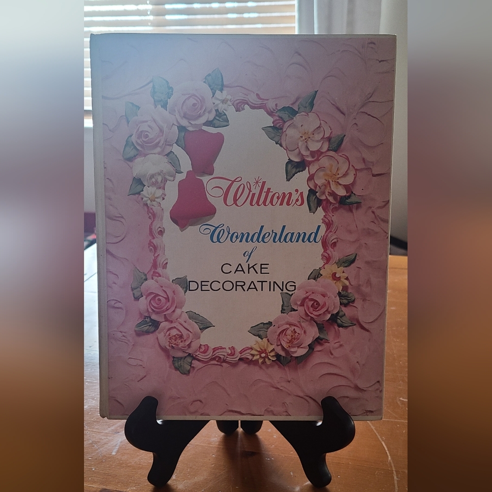 Wilton's Wonderland of Cake Decorating 2nd edition 1964 book
